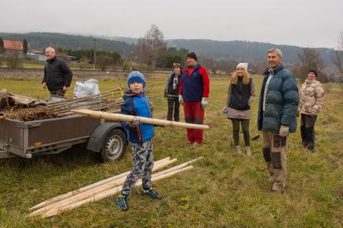 Výsadba stromů podél obnovené cesty mezi Bratkovicemi a Pasekami